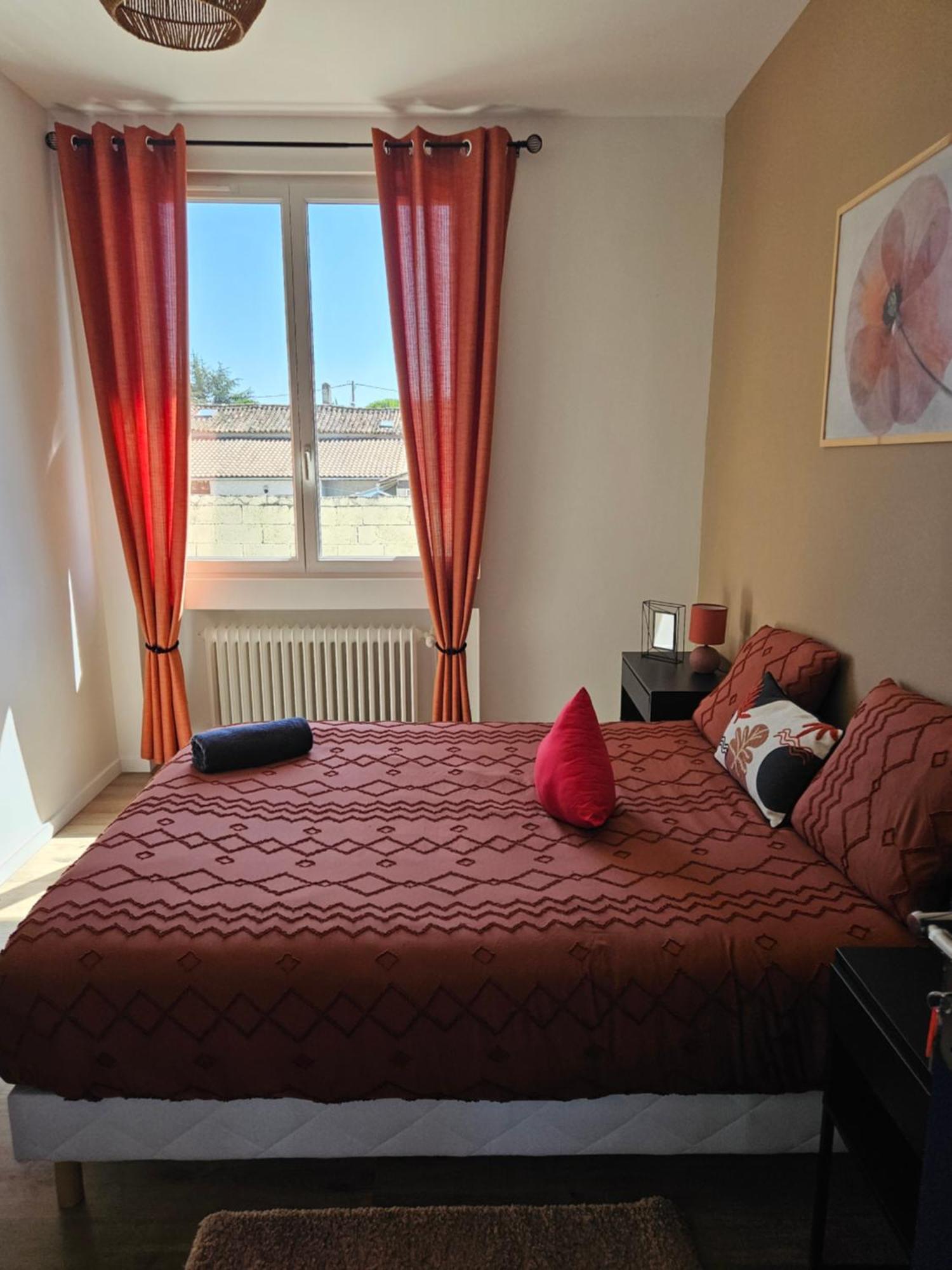 Maison Spacieuse Privatisee Ou A La Chambre - Places De Parking Saint-Michel  Eksteriør bilde