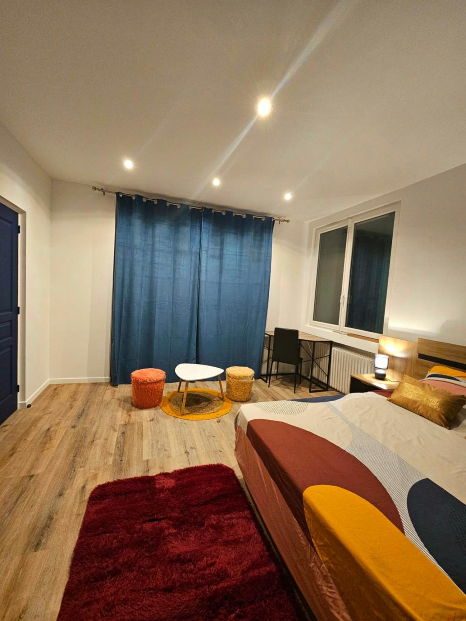 Maison Spacieuse Privatisee Ou A La Chambre - Places De Parking Saint-Michel  Rom bilde